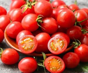 30-Year-Old Woman Ate “Fresh Tomatoes” This Way Every Day To Cool Down — Health Check Results Shocked Even Doctors