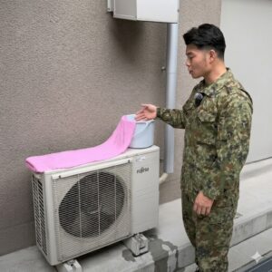Japanese Self-Defense Force Shares Clever “Bucket + Towel” AC Trick — Simple Method May Help Reduce Heat Around Outdoor Unit In Summer