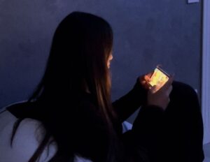A 26-Year-Old Woman Was Diagnosed With Thyroid Cancer. Doctors Warn One Late-Night Phone Habit May Be Harming Your Health